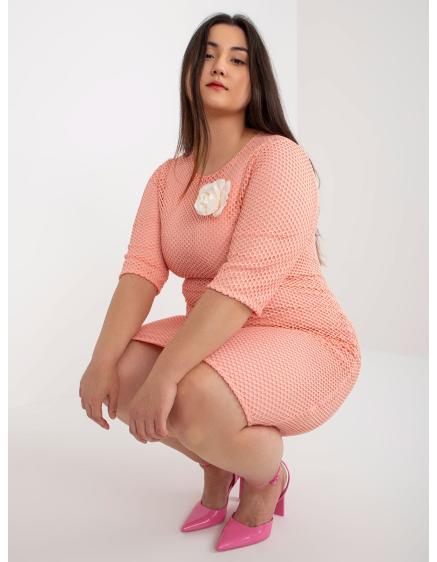 Dámské šaty s květinou plus size NEY broskvové