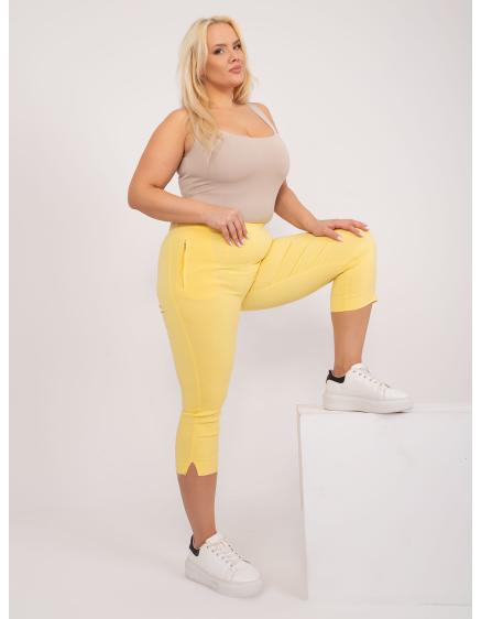 Levně Dámské kalhoty s rozparky 3/4 plus size ROMA světle žluté