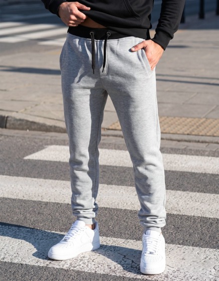 Světle šedá